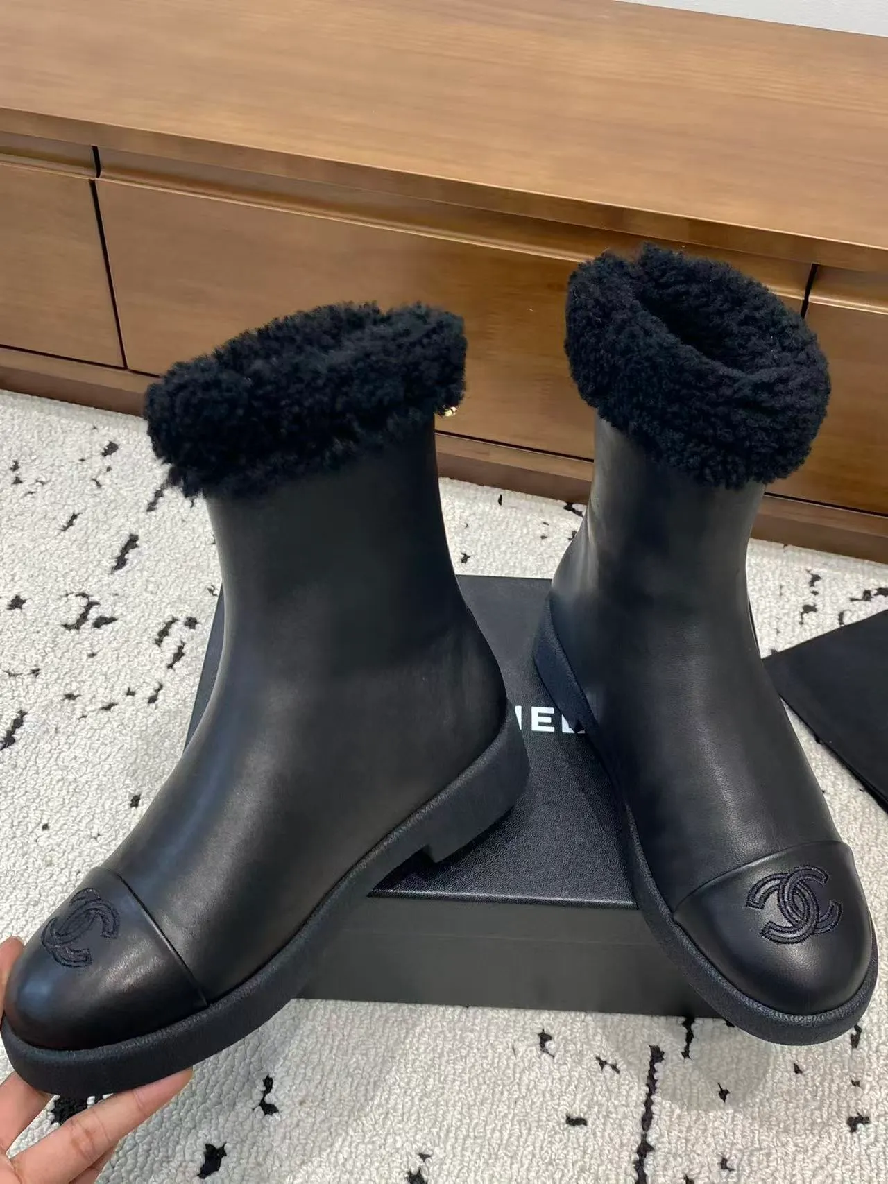 👟👟Ex-factory price 700👟👟 🍀Chanel 2025 autumn and winter furry snow boots. Chanel new autumn and winter genuine wool slippers and boots. Xiaoxiang’s 2025 autumn and winter most beautiful snow boots. Classic, beautiful and warm snow boots❤️Super warm! It's enough to have it this winter, it's really beautiful and fairy~ Materials and craftsmanship: The upper is made of custom sheepskin/wool/sheepskin, and the inner pads are all made of wool. It feels very soft and comfortable! The sole is the original TPU outsole Size: 35-39 (40.41 customized, non-refundable)
